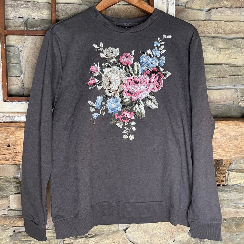 NWT Romeo & Juliet Couture Embroidered Sweatshirt